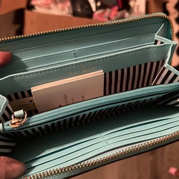 Kate Spade- Cameron St
Lacey Long Wallet Fresh Air 🩵 - Picture 6 of 8
